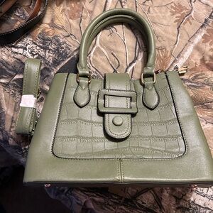 No brand name on this purse